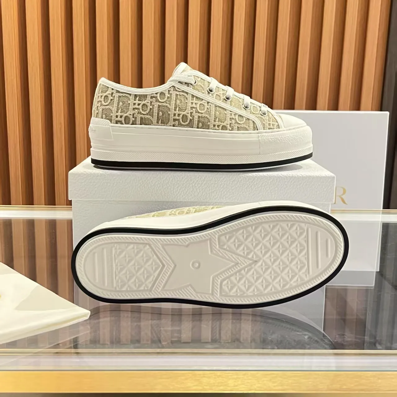 👟👟Ex-factory price 520👟👟 Walk‘n’Dior embroidered mid-top casual shoes are new in 2025. On the fashion stage, Dior embroidered shoes are the well-deserved protagonist. Delicate stitching is used on the upper, every stitch is devoted to the craftsman's efforts, and every thread is woven with artistic poetry. From complex floral patterns to smart geometric textures, embroidery is like the magic that gives shoes life, allowing them to show dynamic beauty even in static conditions.   Wearing Dior embroidered shoes feels like stepping into a dream world full of art. It is not only a pair of shoes, but also a walking piece of art that perfectly integrates fashion and culture. Whether you are strolling on the bustling city streets or attending important social occasions, Dior embroidered shoes can add unique charm to your style and become the focus of everyone's attention.   Choosing Dior embroidered shoes means choosing a persistent pursuit of quality and a unique understanding of fashion. Let it accompany you through every wonderful moment and leave your own fashion mark.  Material: Sheepskin lining, feet, silk cowhide, size 35-41, heel height 5cm